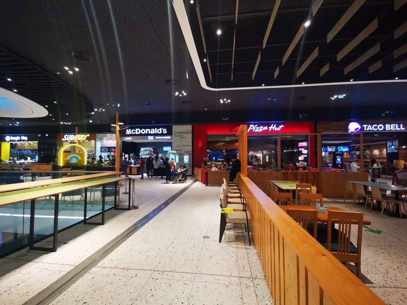 Food court fără mulți clienți
