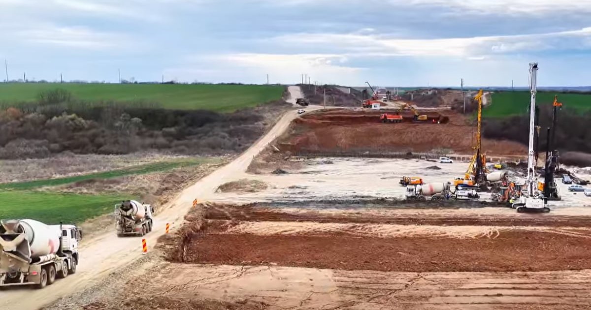 Imagine văzută de sus cu utilaje care realizează lucrări de infrastructură