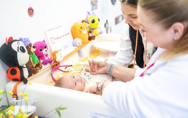 Gindrovel Dumitra, medic de familie laureat al Galei Doctorului Digital: „Pacientul din rural nu are acces suficient la servicii”. De ce lasă medicii de familie satele din România pentru cele din Franța
