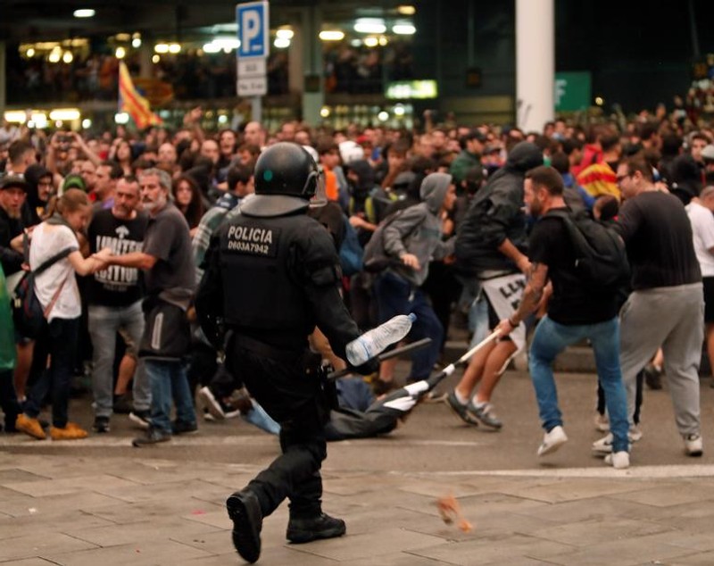 Aeroportul din Barcelona, blocat de protestatari după ce nouă politicieni pro-independență au fost condamnați la închisoare. Zeci de zboruri, anulate