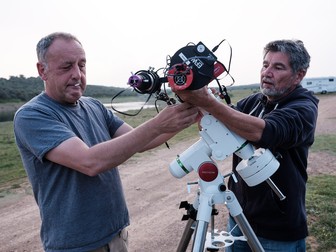 Englezul Paul și germanul Bernard montează telescopul cu care speră să surprindă o nebuloasă, lacul Alqueva, Portugalia