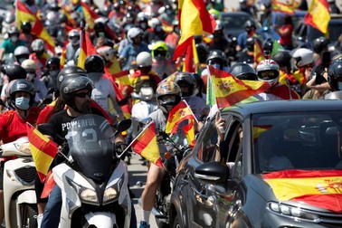 Mii de spanioli, în mașini și pe motociclete, au ieșit pe străzile Madridului