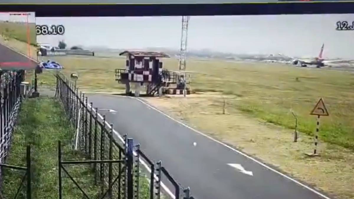 Imagini cu avionul Air India aflat pe pistă, înainte de a decola