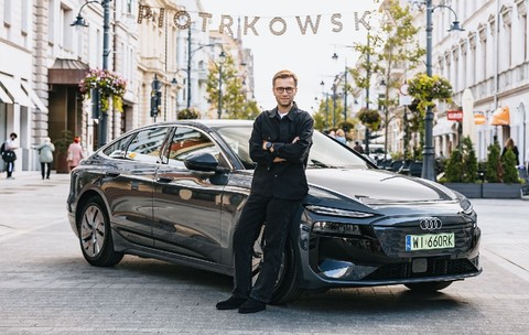 Pilotul Miko Marczyk lângă un Audi A6 electric, negru