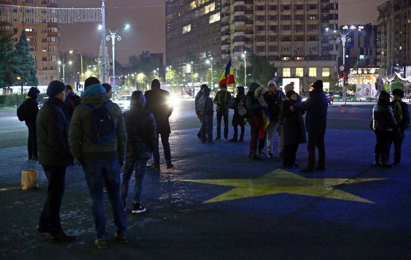 UPDATE| Doar o mână de oameni au înfruntat frigul pentru a participa la protestul #Rezist în Piața Victoriei: ”Corupții din PSD ne scot din UE”.