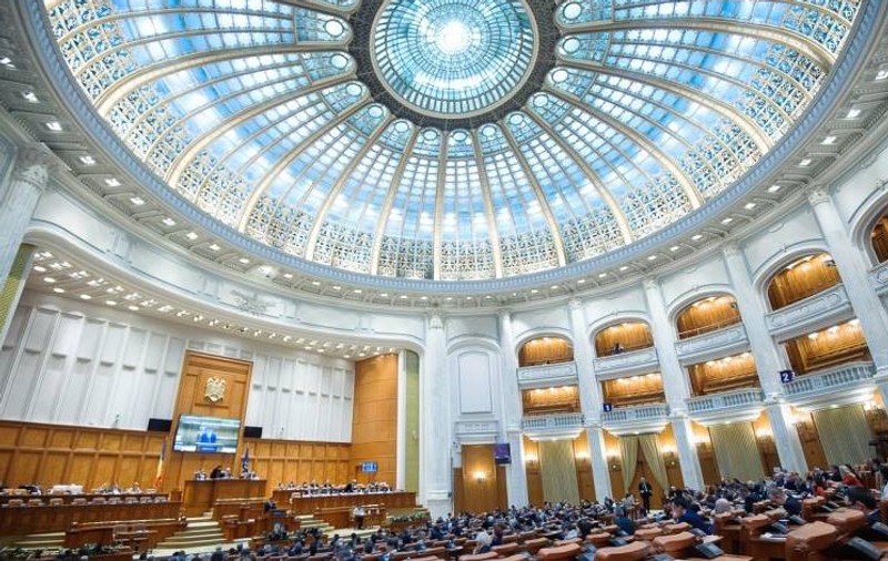 Ce salarii au angajații Camerei Deputaților: Un deputat câștigă 13.050 lei, un șofer 3700 de lei, iar un bucătar, 2.300 de lei