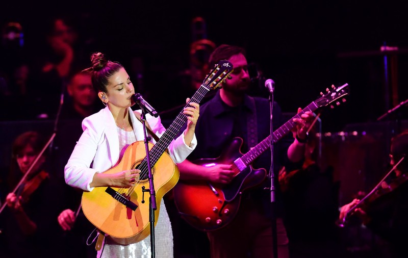 Katie Melua, una dintre cel mai bine vândute artiste britanice: „Nu vreau să folosesc procesul de compunere de melodii doar ca terapie, ci și pentru a ridica oamenii de la pământ” 