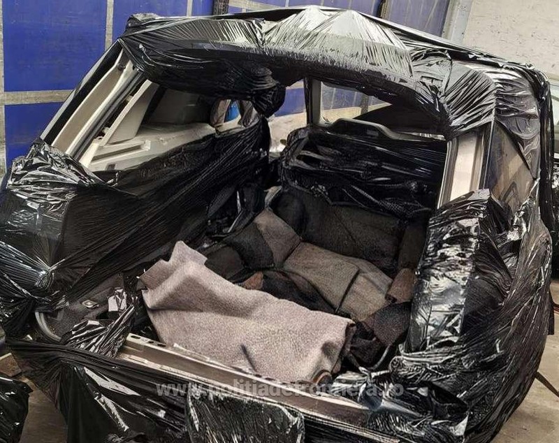 Au demontat trei mașini, furate din Germania și Suedia, în valoare de 320.000 de euro, și au încercat să le introducă în România drept „piese auto uzate”