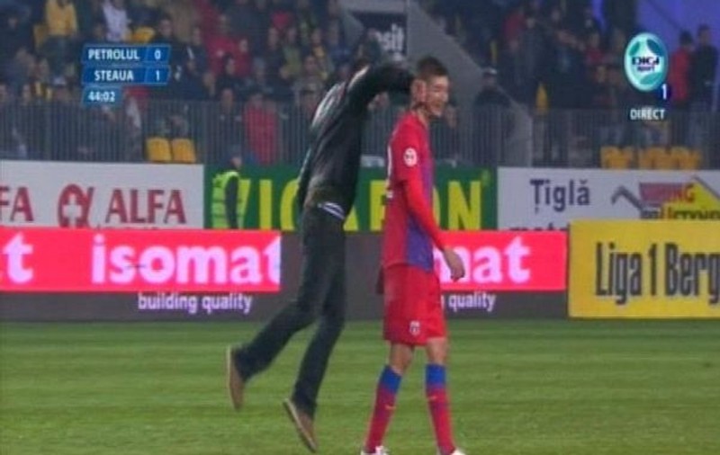 Momente IREALE la Ploieşti! Un fan al Petrolului a intrat pe teren şi i-a dat un pumn în faţă lui Galamaz. Meciul s-a întrerupt şi nu se mai reia!