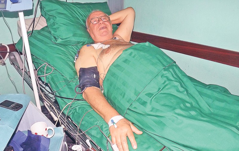 Scandalul continuă! «Arşinel dădea interviuri cu tuburile în el» | Uite cine susține că medicii sunt de vină pentru deteriorarea sănătății actorului