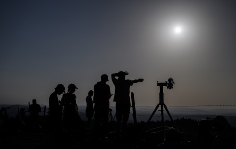 Marea eclipsă solară din 12 august 2026 a început să își arunce umbra peste emisfera nordică