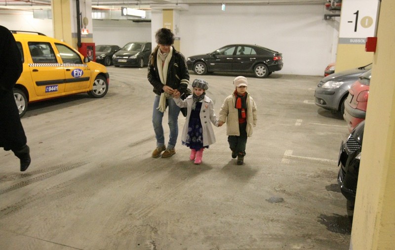 Micuţa Irina, răsfăţată la mall
