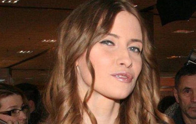 IULIA ALBU are o DILEMĂ vizavi de ŢINUTA unei DIVE! "CINE o fi SFĂTUIT-O SĂ POARTE CHILOŢI?"