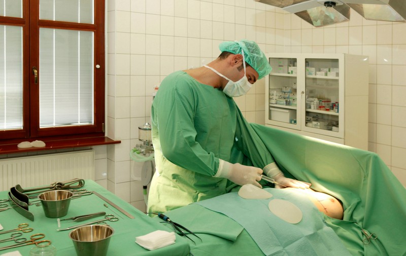 IREAL! Doctorii ÎŞI UITAU PLICURILE CU ŞPAGĂ în halate! STENOGRAMELE SILICOANELOR