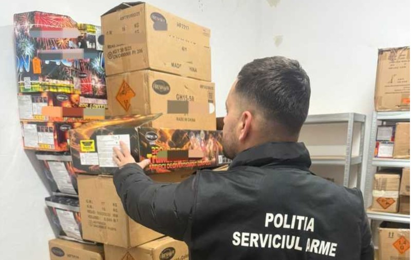 O tonă și jumătate de materiale pirotehnice au fost ascunse de un tânăr de 19 ani din Botoșani în locuința sa