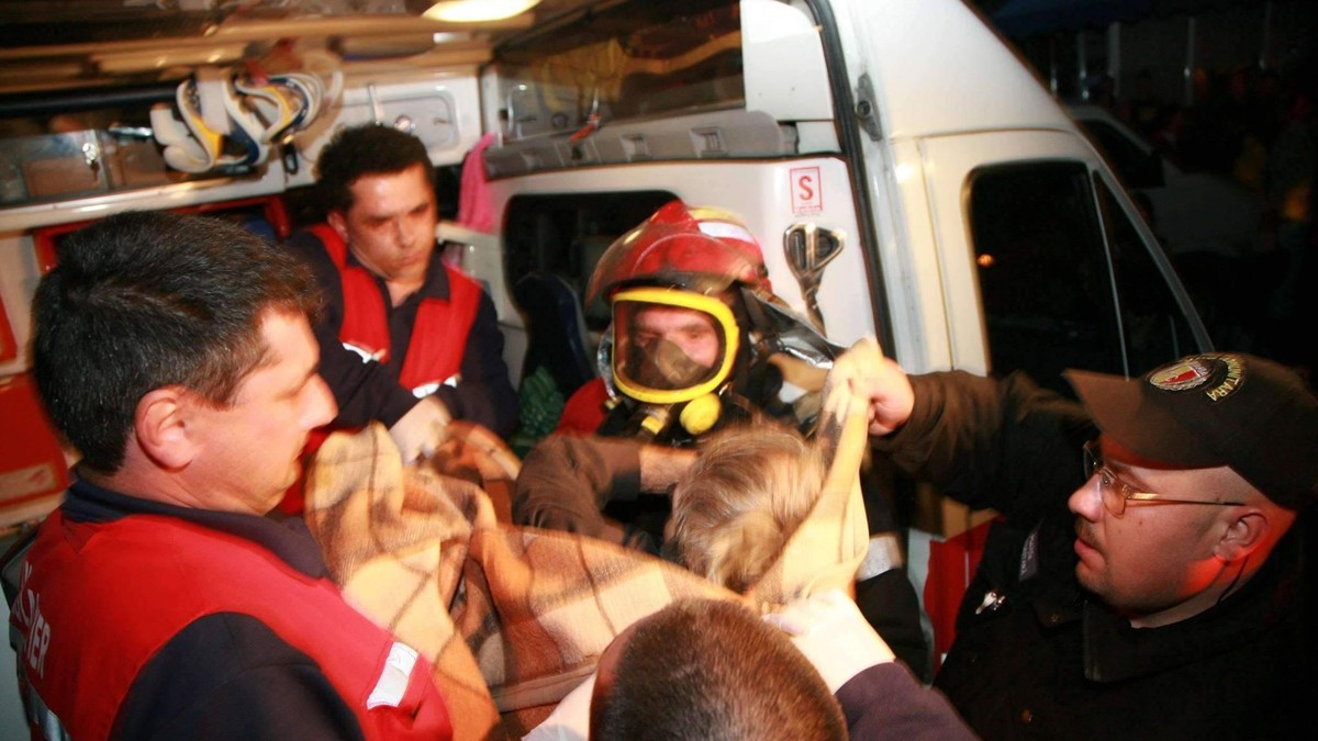 Tânără moartă și mama sa în stare critică, din cauza unui incendiu în locuința lor din Sărata Monteoru