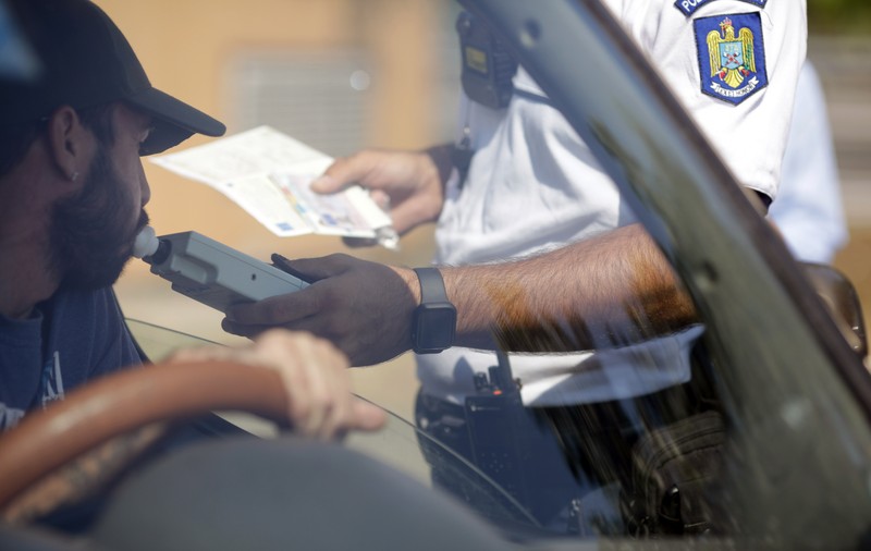Pedeapsa primită de un șofer care a fost prins băut la volan și de două ori cu permisul suspendat. „A condus în ore mai puțin aglomerate”, au motivat judecătorii