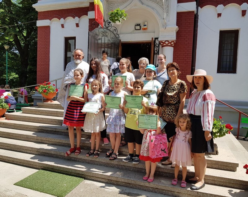 Femeia cu mâini și suflet de aur. O arhitectă îi învață pe copii, la biserică, arta icoanei bizantine