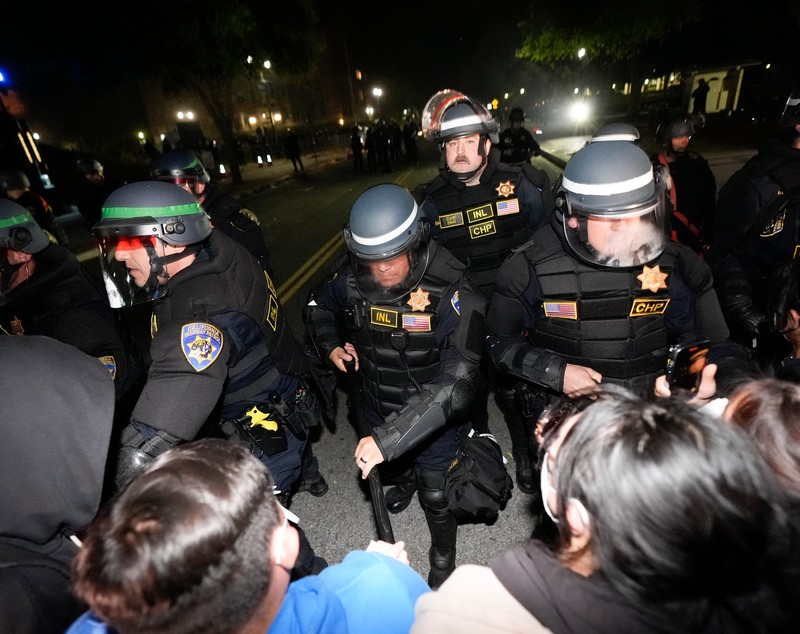 Forțele de ordine au intrat în tabăra pro-palestiniană de la Universitatea din Los Angeles. Zeci de protestatari, arestați