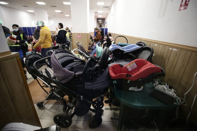48 de cărucioare au fost donate de români pentru mamele refugiate din Ucraina