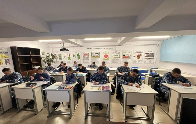 Admiterea la școlile militare postliceale de subofițeri și maiștri militari se face anul acesta doar pe baza mediei de la BAC