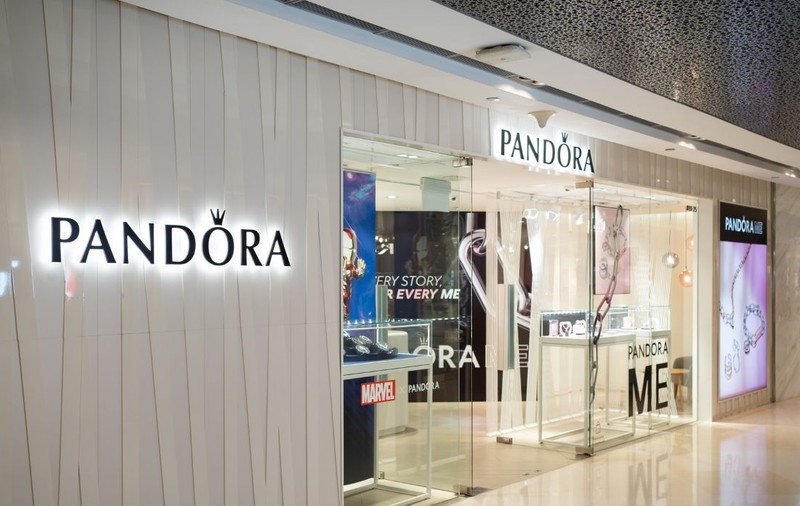 Pandora renunță la bijuteriile din argint și le va înlocui cu platină: prețul metalului prețios s-a dublat în ultimul an