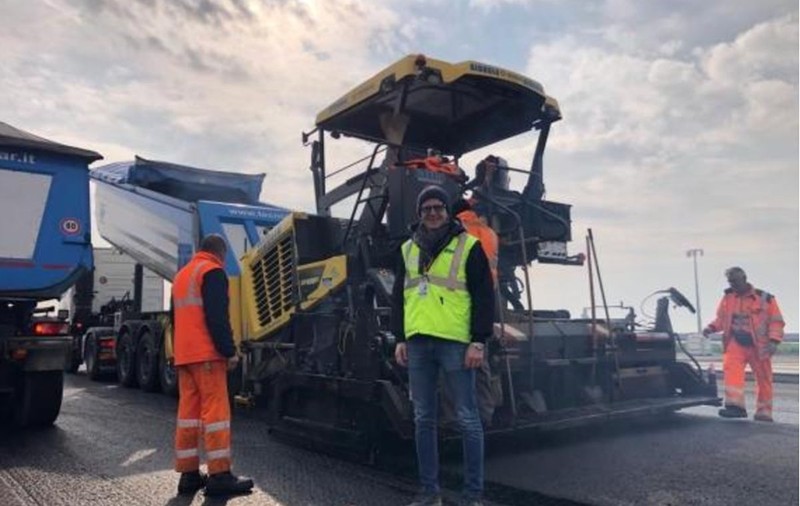 Patronul italian al unei firme de construcții face case pentru muncitorii lui imigranți, pentru că nimeni nu mai vrea să le închirieze locuințe