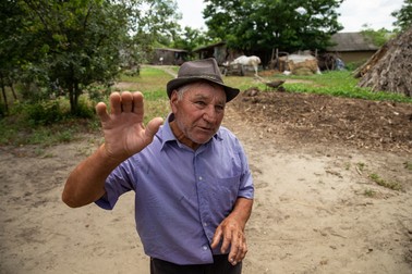 Un bătrân din Pogoneşti explică situaţia cu omul şi cu muştele