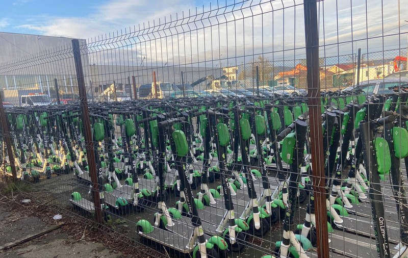 Ce-a decis Primăria Cluj-Napoca în privința a peste 200 de trotinete electrice parcate ilegal