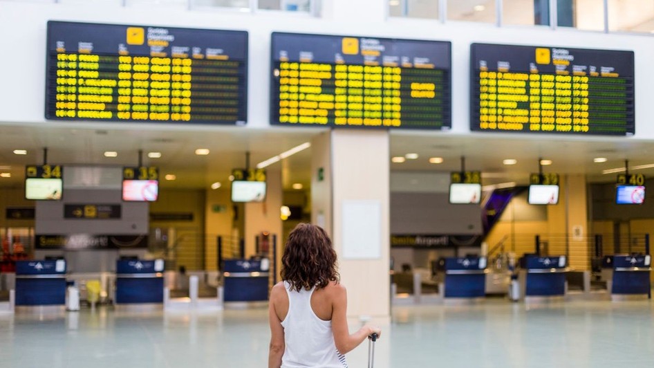 O reclamă amplasată într-un aeroport a stârnit reacții aprinse în rândul pasagerilor. Imagine cu caracter reprezentativ. Sursă foto: Envato