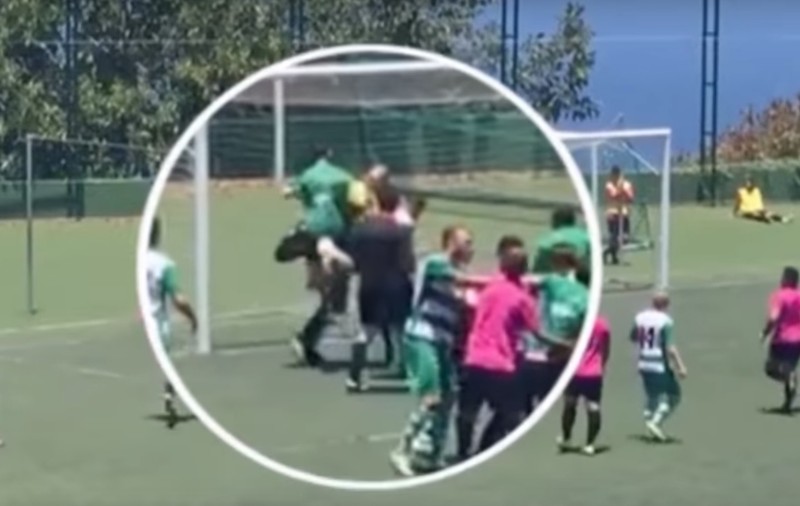 Un arbitru a fost snopit în bătaie pentru un penalty. A fost internat de urgență | VIDEO