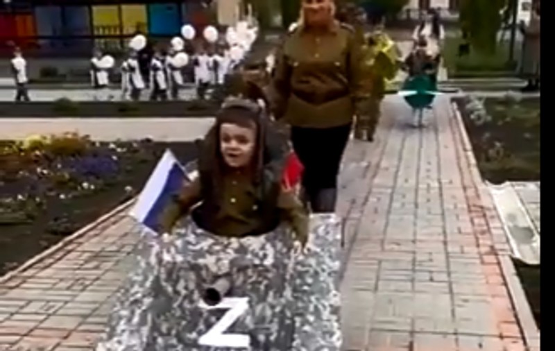 Defilare la grădiniță. Copii din Rusia, pozați în uniforme militare, în tancuri de jucărie inscripționate cu litera „Z”