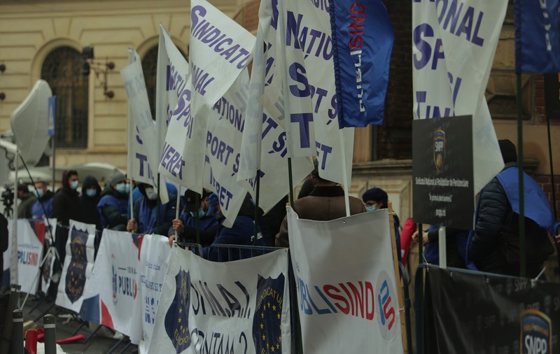 FOTO | Protest în faţa Ministerului Muncii faţă de ”îngheţarea” salariilor şi a pensiilor