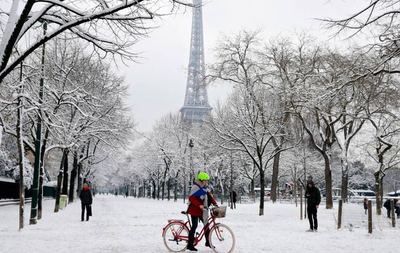Prima zăpadă din iarna lui 2025 a transformat Parisul într-o feerie de iarnă