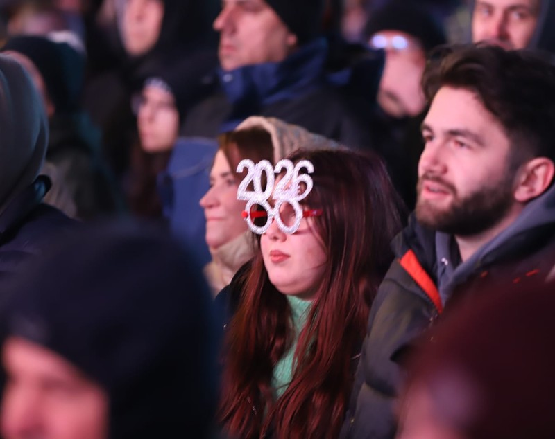 În Piața Alba Iulia din București, Revelionul 2026 a început retro, cu trupa Azur