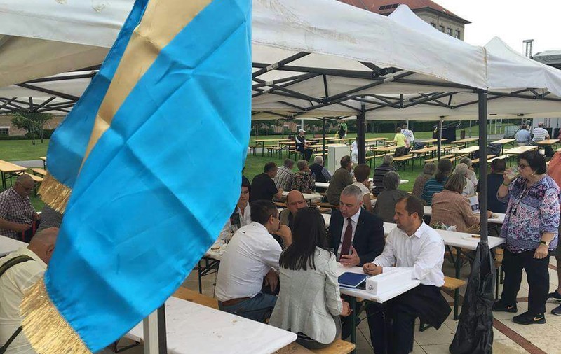 EXCLUSIV / Primele fotografii cu Marko Attila, refugiat în Ungaria pentru a nu fi arestat și trimis în România. Se relaxează la o bere cu politicieni