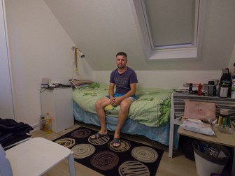 Marius Olaru în camera în care locuiește, Skagen, Danemarca