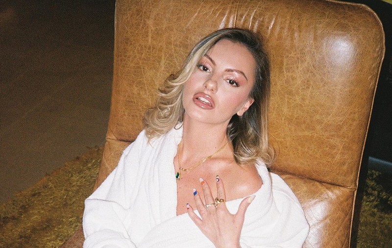 Alexandra Stan, doar în lenjerie intimă pe coperta noului său album. E al cincilea pe care îl lansează