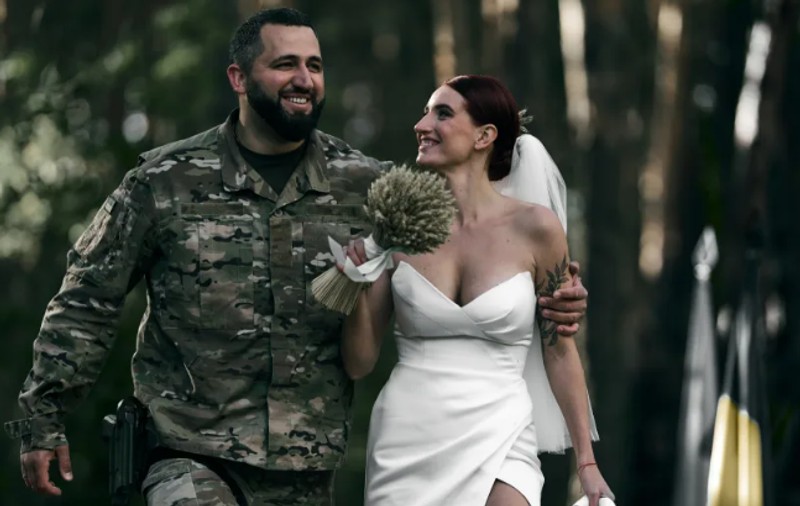 „Ioana d'Arc a Ucrainei” s-a căsătorit cu logodnicul ei soldat în tranșee, la Herson: „Știm că fiecare zi poate fi și ultima”