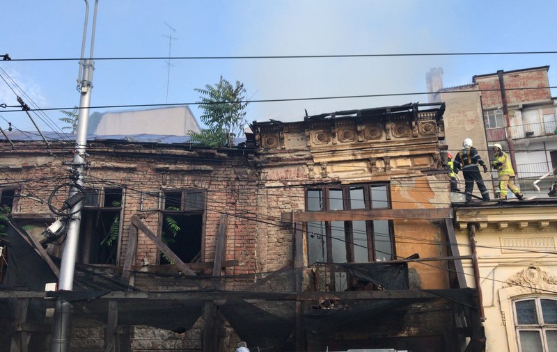 VIDEO. Incendiu pe Calea Moşilor, în București. Trafic deviat în zonă
