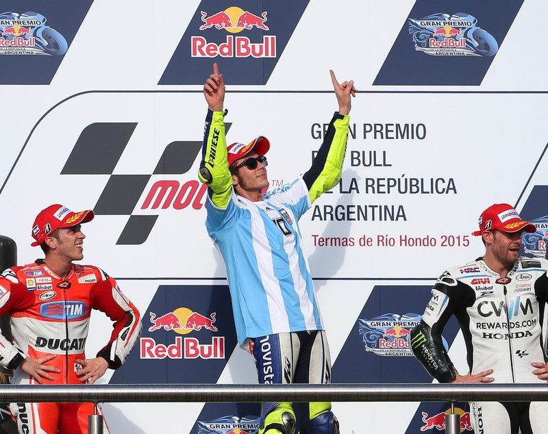 Valentino Rossi, la picioarele lui Diego Armando Maradona! Italianul s-a impus în Argentina și a sărbătorit succesul în tricoul lui El Pibe D'oro / GALERIE FOTO