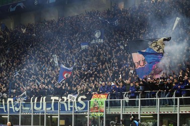 Fanii Atalantei, în extaz, pe stadionul San Siro (Giuseppe Meazza) FOTO: EPA