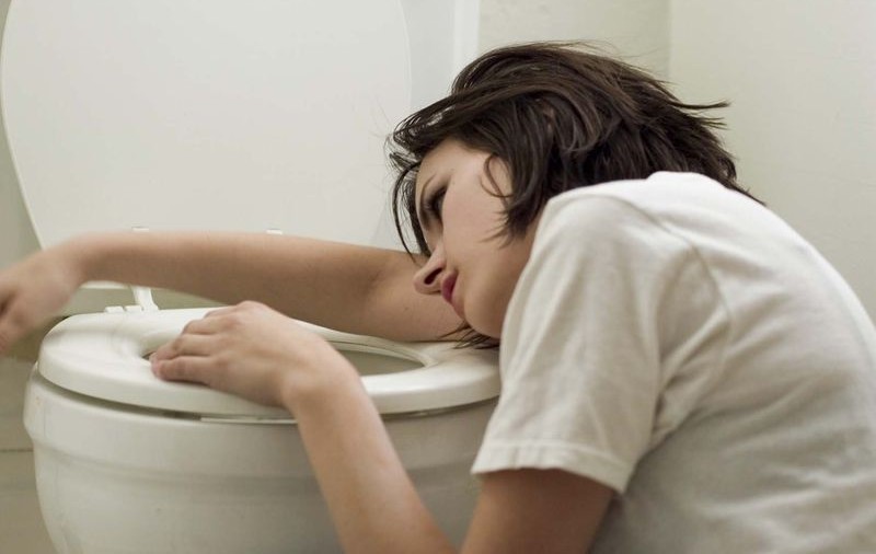 O adolescentă a ajuns la spital, după ce a fost ”tratată” de bunică cu ţuică