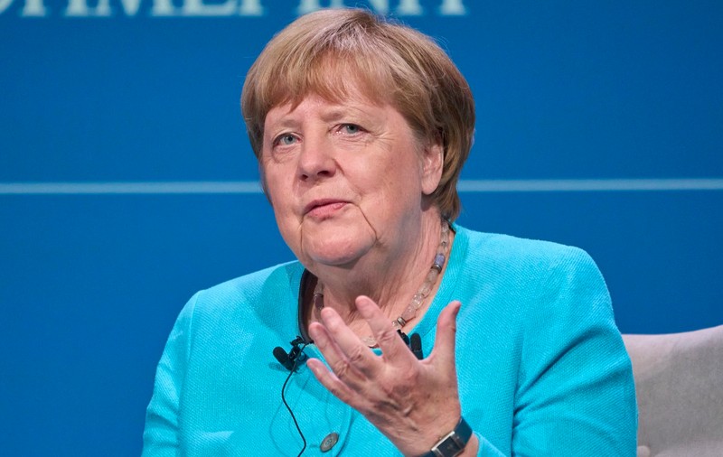 Angela Merkel spune că lui Donald Trump îi place să fie în centrul atenţiei şi povestește cum nu a vrut să dea mâna cu ea. Sfatul dat liderilor europeni