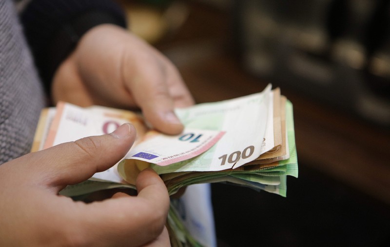Aproape 1.000 de euro pentru angajații înlocuiți de inteligența artificială. Cum funcționeză AI Dividend, în SUA
