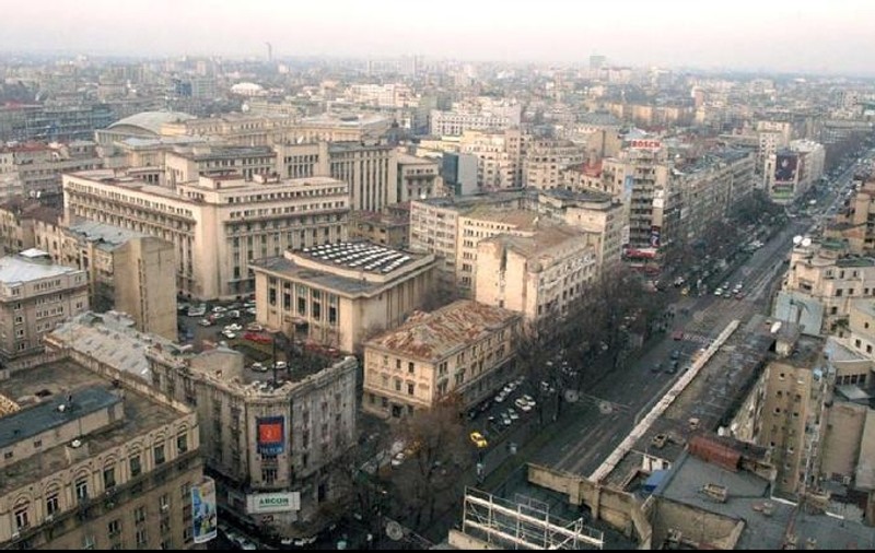 Șoferii care vor să circule cu mașina pe Bulevardul Magheru, taxați la noxe. ”La noi e moca să poluezi”