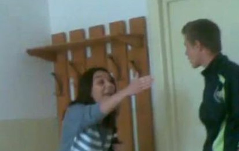 Se întâmplă în România: Un elev a pălmuit o profesoară după ce a primit o palmă la rândul lui | VIDEO