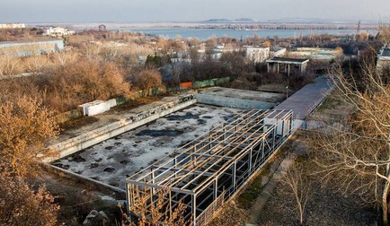 Complexul Sportiv Dunărea e compus din bazin și sala de atletism (clădirea din dreapta, lungă și îngustă)