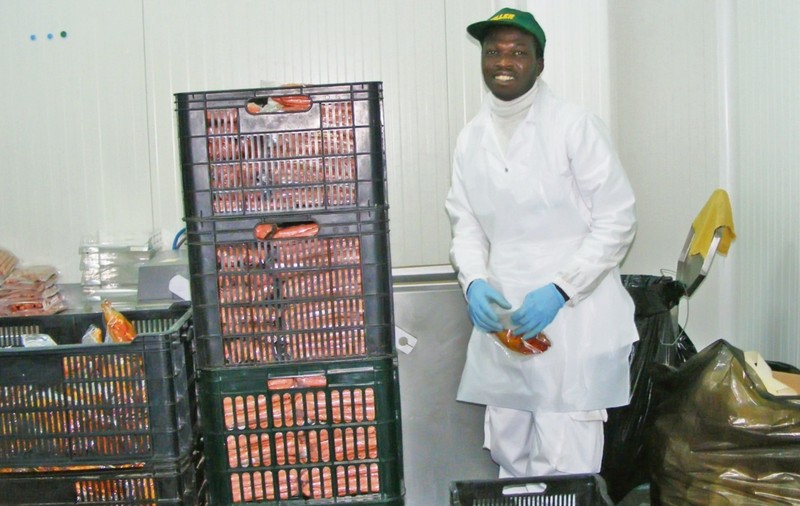 Un nigerian refugiat la Suceava, se laudă: «Muncesc cât trei români»