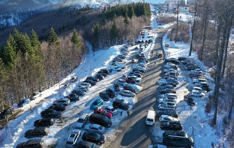 Peste 5.000 de turiști, în staţiunea Straja, în weekend. Primarul a postat imagini cu aglomerația din parcări și de la instalații
